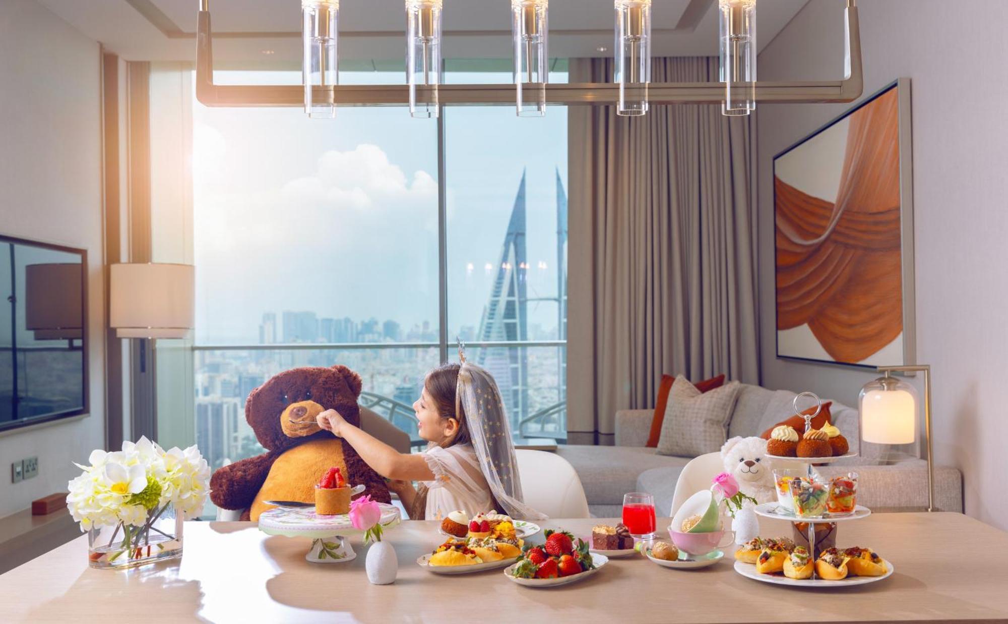 فندق Onyx Rotana المنامة المظهر الخارجي الصورة A woman with a teddy bear