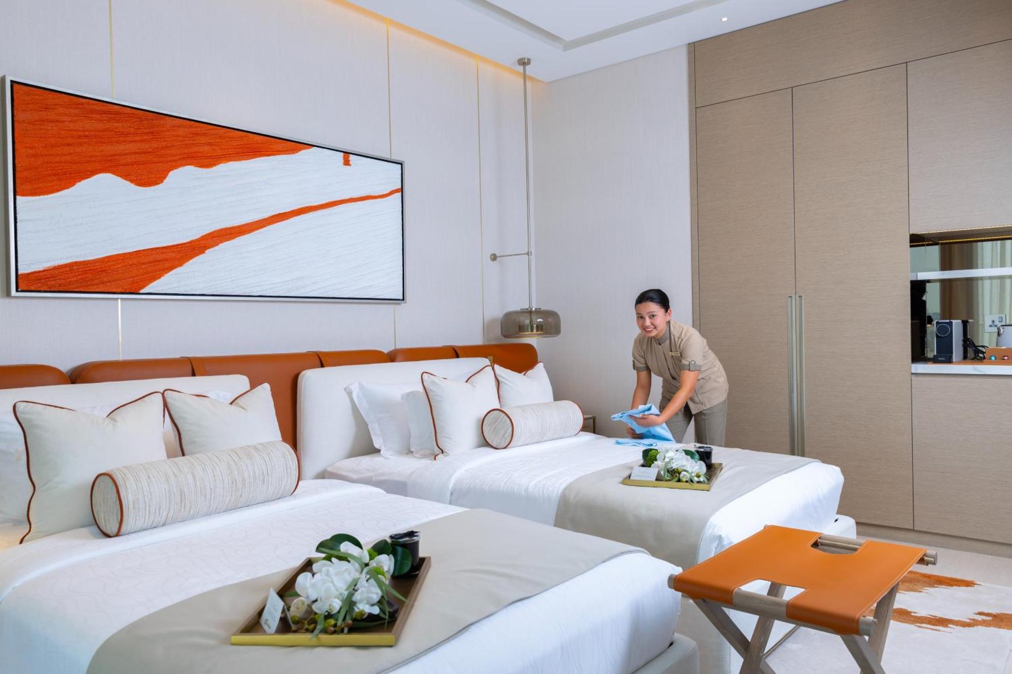 فندق Onyx Rotana المنامة المظهر الخارجي الصورة A housekeeper making a bed at a hotel