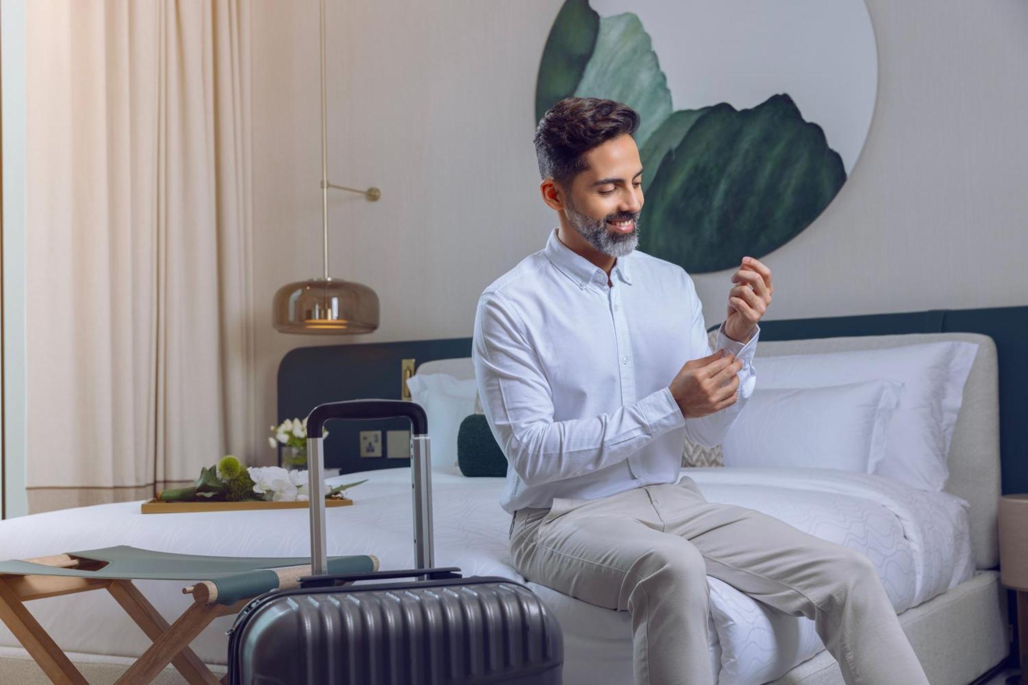 فندق Onyx Rotana المنامة المظهر الخارجي الصورة A man using a mobile phone