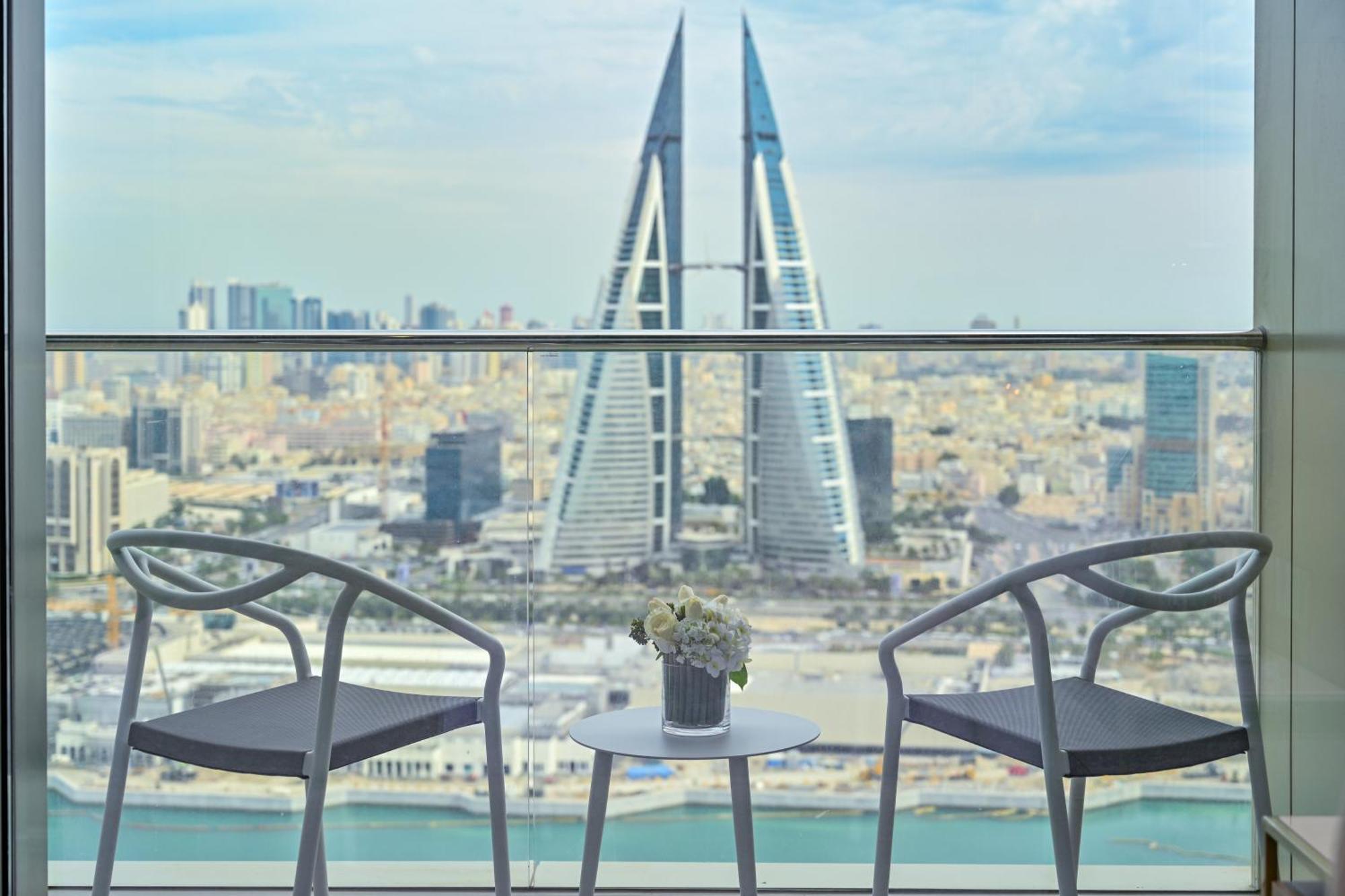 فندق Onyx Rotana المنامة المظهر الخارجي الصورة View of the Four Seasons Hotel