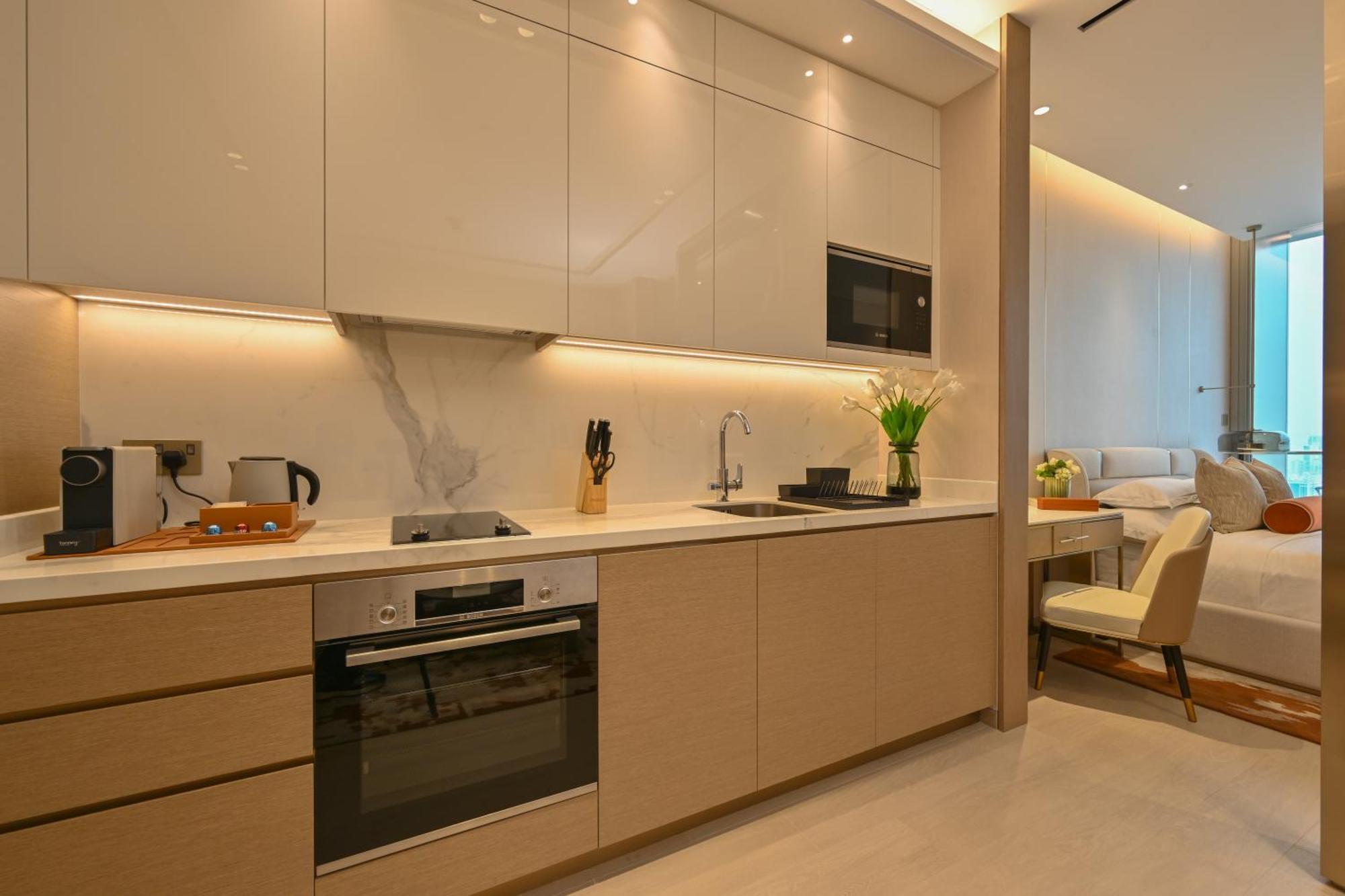 فندق Onyx Rotana المنامة المظهر الخارجي الصورة A kitchen in a serviced apartment in Hong Kong